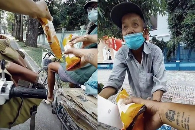 Trong một đoạn clip, anh Lâm chạy theo người đàn ông có dáng vẻ gầy gò để tặng quà. Thấy người này mặc chiếc áo thun thể thao, anh hài hước gọi: “Cầu thủ số 6, cho cầu thủ số 6 bánh mì ăn nè”.