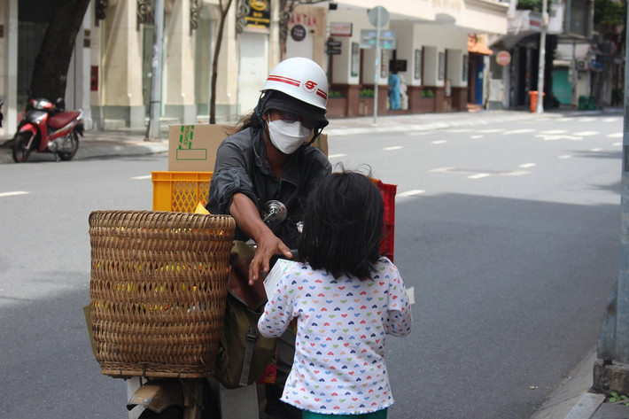 Bởi để có thể trao tận tay mọi người, anh Lâm đã phải rất vất vả. Anh kể những ngày vừa qua, do thành phố thực hiện giãn cách, hàng quán đóng cửa nên khi đi đường, có đói hay khát nước cũng đều phải chịu. Chưa kể, có những hôm do chất nhiều hàng quá nên chiếc xe cũng bị đổ ngã giữa đường.