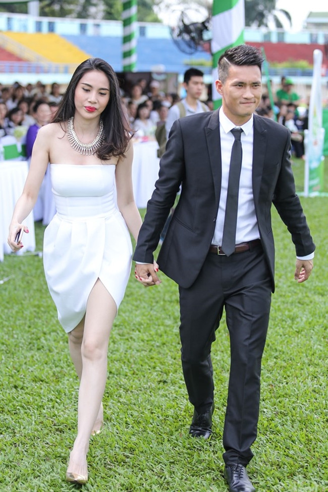 Ngoài kia có đối xử với em thế nào, anh cũng sẽ cùng em gánh vác... một điều nhỏ bé tuy nhiên thật ý nghĩa đến từ cặp đôi Công Vinh và Thủy Tiên.
