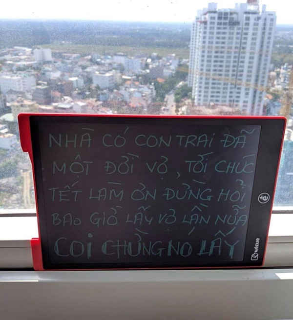 Câu chuyện về bà ngoại "xì tin" và tấm bảng trêu đùa cô cháu siêu dễ thương vẫn đang là đề tài quan tâm của của đông đảo cư dân mạng.