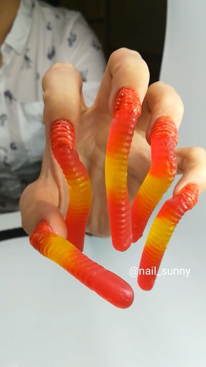 Những mẫu nail kỳ dị được Nail Sunny "khoe lên" trước kia.
