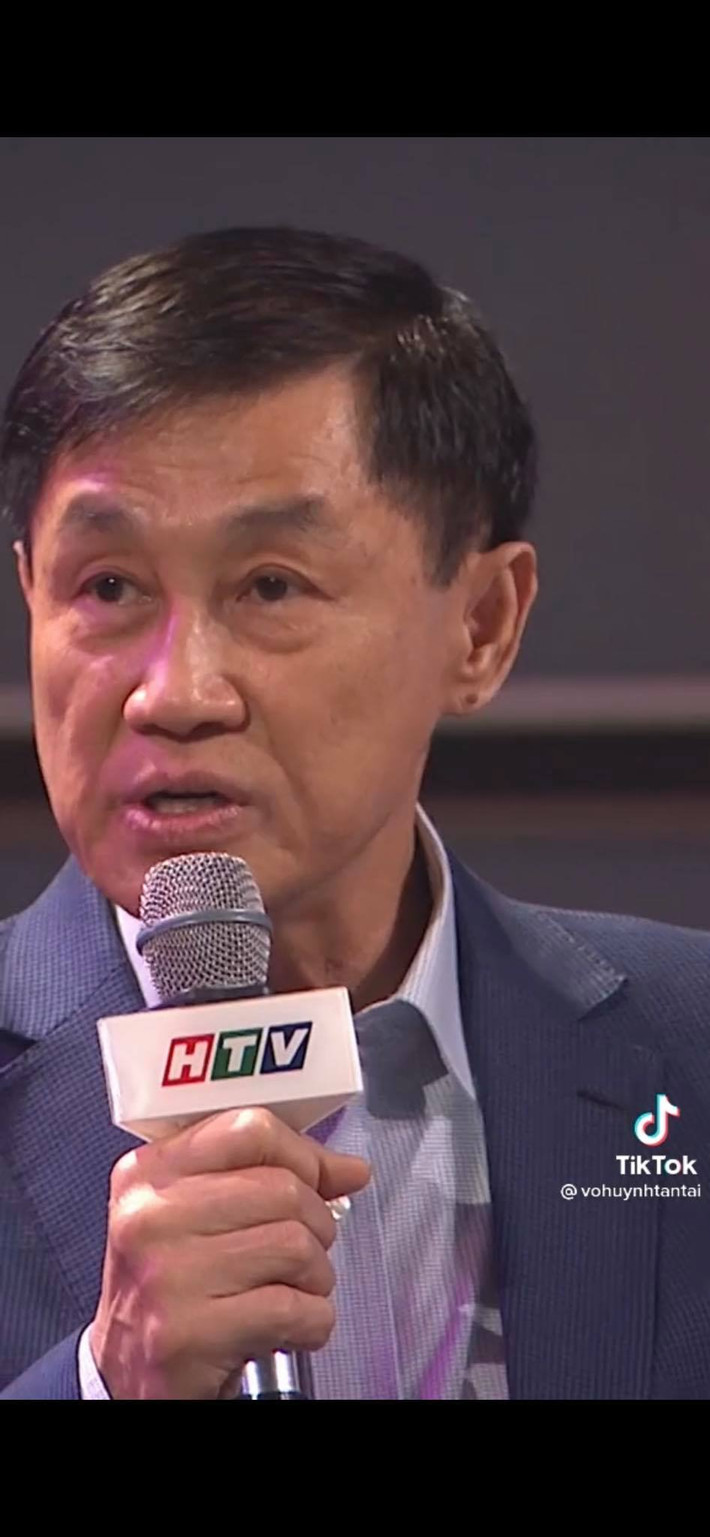 Cụ thể, bố Tiên Nguyễn chia sẻ: "Con gái tôi cách đây tròn 1 năm cũng đã được tổ chức về nước. Lúc đó cháu ở bên Anh, đã gọi là... có bác sĩ Phong ở đây biết. Khi mà dịch bệnh vô đó, mình thấy mình còn an toàn vậy nè, mình thấy "Ôi, mình còn khoẻ lắm, còn chạy nhảy, còn hát hò" mà khi bệnh lan phổi trắng thì chỉ có... chết thôi. Khi đó cháu đã gục rồi...