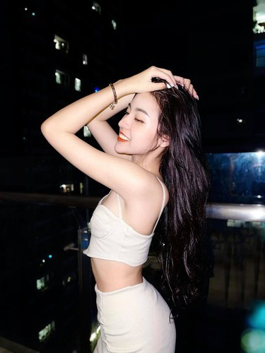 Trước động thái này, một dân mạng khác đã xuất hiện và gửi những tin nhắn dài dằng dặc cho Trần Thanh Tâm. Thậm chí, nhân vật này còn đào lại cả những ồn ào của cô nàng trong quá khứ như phát ngôn so sánh hạ thấp một trường ĐH tại TP HCM hay câu nói tranh cãi "Thà học ng* mà kiếm ra tiền còn hơn mấy đứa thi 25, 30 điểm mà không kiếm được đồng nào".