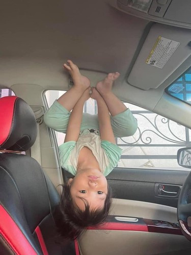 Kết quả là, toàn thân lấm lem, mặt mũi nhem nhuốc, nhưng cô nàng nhỏ xíu kia có vẻ rất khoái, mặt mũi hớn hở, tươi tỉnh lắm.