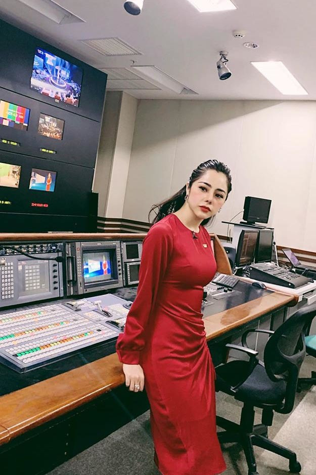 Trong diễn biến mới nhất, chia sẻ với chúng tôi về vấn đề trên, bạn gái Huỳnh Anh bày tỏ: "Tôi chưa xóa bài đó, chỉ là không muốn mọi người bàn tán, làm to lên nên đã chuyển bài viết sang chế độ bạn bè. Điện thoại và sim đang chưa thấy đâu nên chúng tôi đang cố gắng tìm".