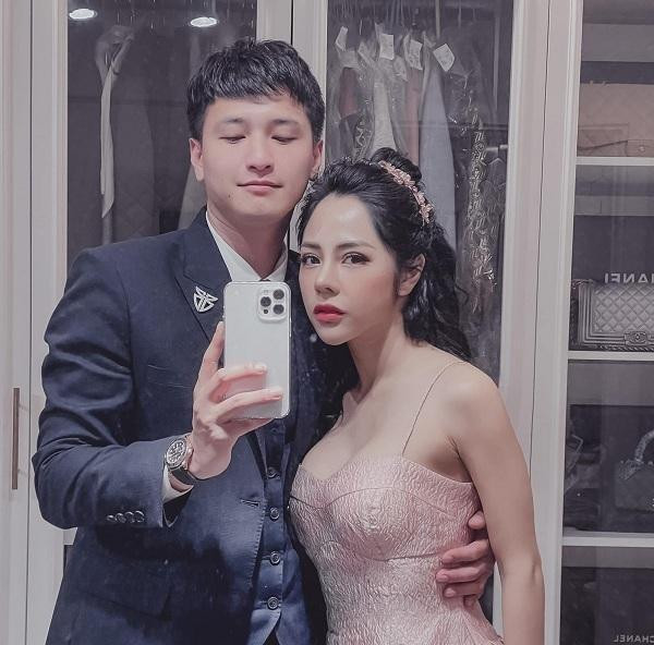 Cụ thể, trên trang cá nhân, Huỳnh Anh có dòng trạng thái: "Bạch Lan Phương không phải vợ tôi. Xin lỗi vì đã chọn nhầm người, xin lỗi rất nhiều".