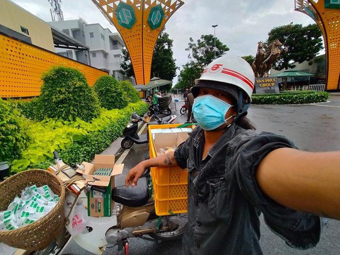 Nếu ai tham gia mạng xã hội, đặc biệt là nền tảng c thì ít nhiều biết đến tài khoản "Lâm Ống Húc" với những video đi trao tặng quà từ thiện là những chiếc bánh, hộp khẩu trang, chai nước suối... cho những cô, chú cơ nhỡ và đang gặp khó khăn vì dịch COVID-19.