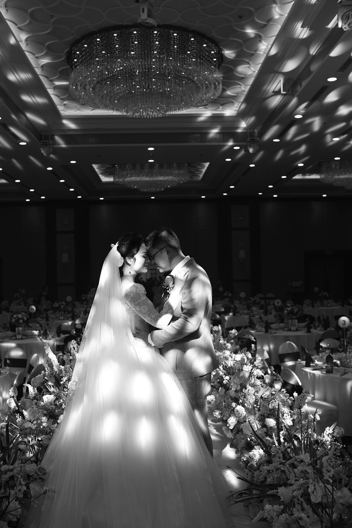 Tân Nhàn nghĩ rằng, cô cũng như tất cả mọi người bình thường khác trên con đường mưu cầu hạnh phúc, đều muốn được an yên trong miền hạnh phúc của riêng mình.