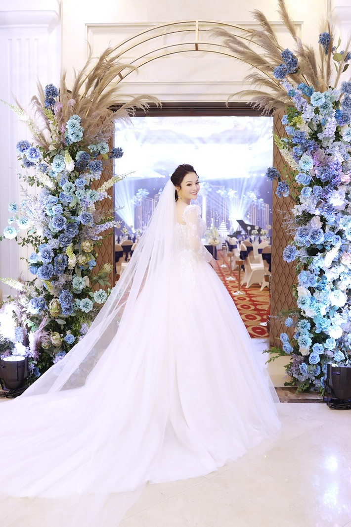 Nhân dịp này, Tân Nhàn cũng thông báo, sắp tới đây, cô sẽ đánh dấu bước ngoặt mới trong cuộc sống của mình bằng việc chuẩn bị ra mắt một MV đặc biệt “Công cha ngãi mẹ sinh thành” sau đám cưới.