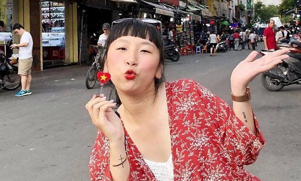 Trang Hý lúc ra đường và lúc vừa ngủ dậy như hai người hoàn toàn khác nhau, nguyên dân cũng là do mái tóc mà ra.