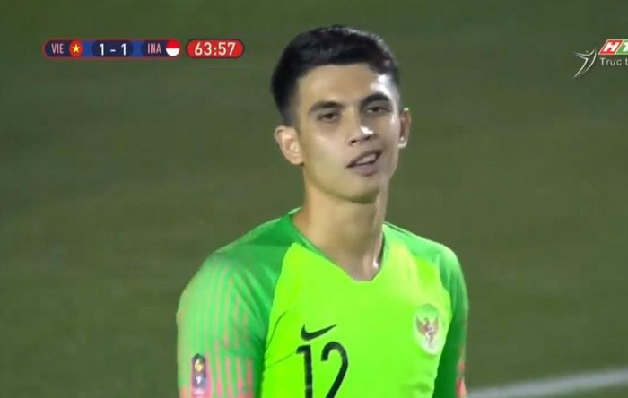 Ngoài dàn nam thần quen thuộc của trong số các cầu thủ đội tuyển Việt Nam như Văn Hậu, Tư Dũng, Tiến Linh, Văn Thanh, Quế Ngọc Hải,... một nhân vật cũng giật spotlight cực mạnh sau trận đấu đêm qua là Nadeo Argawinata - thủ môn của Indonesia.