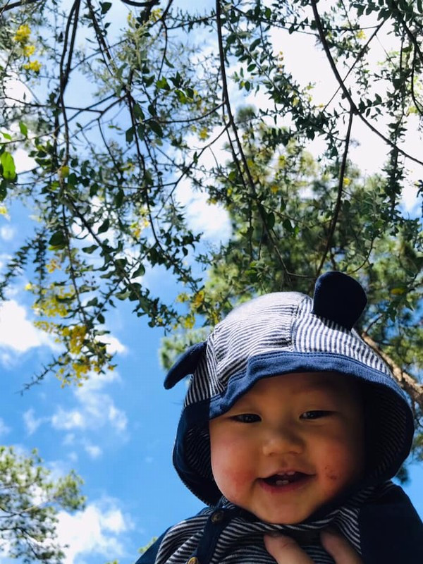 Theo tìm hiểu, cậu nhóc trong nói trên có tên Nguyễn Minh Ân (tên ở nhà là Bíp, 9 tháng tuổi). Đây là những bức ảnh được bố mẹ tranh thủ ngày nghỉ cũng như kỷ niệm 1 năm ngày cưới đưa đi lên du lịch Đà Lạt thư giãn.