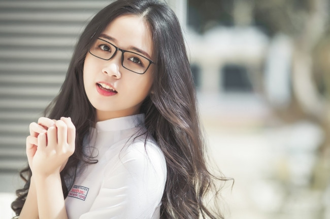 Dù không bó chẽn khi mặc áo dài nữ sinh như các bạn trẻ khác nhưng gái xinh Đắk Lắk vẫn khiến nhiều người phải chú ý. Thậm chí, trên các diễn đàn mạng xã hội Trung Quốc có chia sẻ hình ảnh của Thảo Huyền với lời ngợi khen.