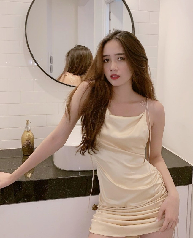 "Chụp hình có vẻ hơi quyến rũ một chút nhưng mà phong cách hằng ngày của mình khá là bánh bèo, nhẹ nhàng" - Thảo Huyền nói thêm.