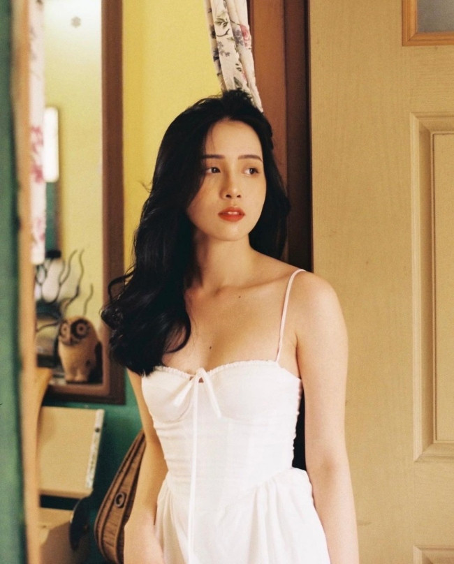 Thảo Huyền thừa nhận phong cách thời trang của mình trưởng thành hơn và hot girl cũng bỏ thói quen đeo kính cận dù từng được gọi là "hot girl kính cận".