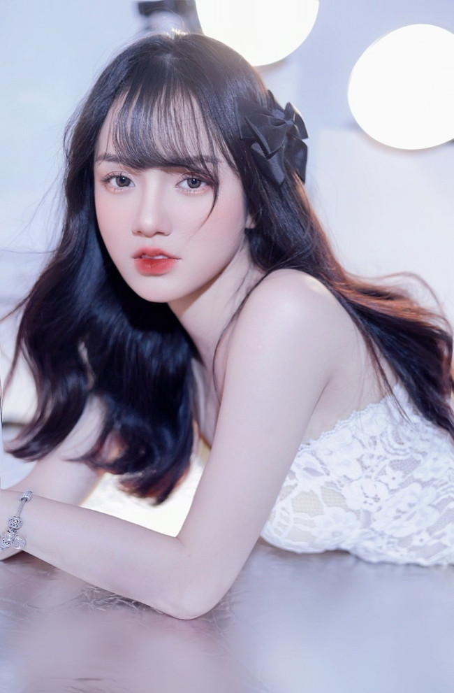 Thảo Huyền cũng không bó hẹp phong cách bản thân trong hình ảnh nào cố định. Gái xin này muốn mặc những bộ đồ phù hợp với độ tuổi.