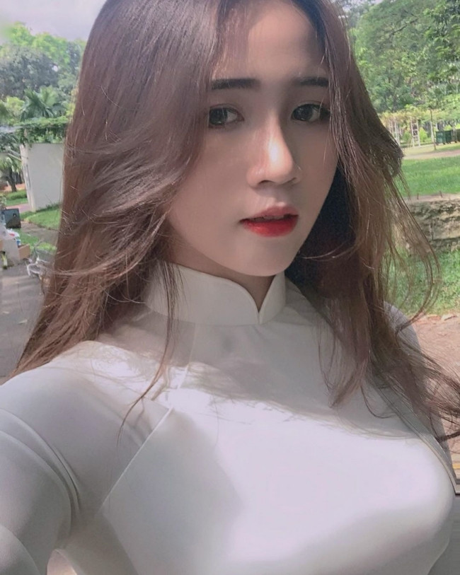 Lê Thị Thảo Huyền sinh năm 2000. Nữ sinh quê Đắk Lắk hiện đang theo học Khoa Quan hệ công chúng - Truyền thông tại trường Đại học Văn Lang. Cô nàng từng được biết đến với bộ ảnh mặc áo dài duyên dáng khi còn học cấp 3.