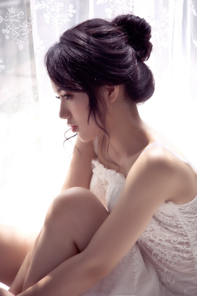 Một cô gái Đắk Lắk khác cũng nổi tiếng với bộ ảnh áo dài là Nguyễn Thị Ngọc Khánh. Gái xinh này đã bước sang năm học cuối tại trường Đại học Y Đắk Lắk.