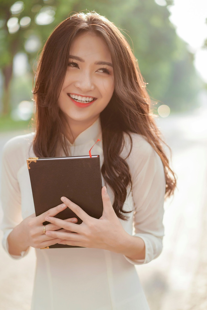 Thư Vũ tên thật là Vũ Thị Anh Thư, sinh năm 1998 tại Hà Nam, cô từng tham gia một vai phụ trong phim truyền hình Về Nhà Đi Con của VTV.