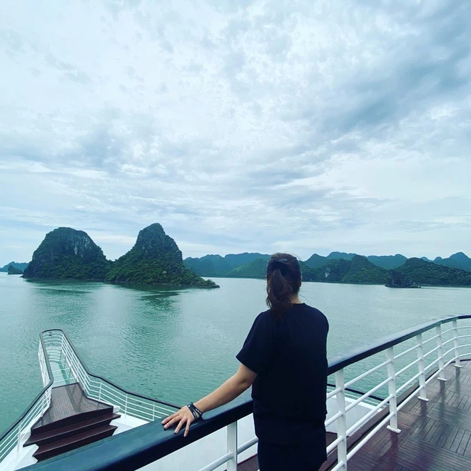 Chứng kiến màn khoe xe của Thúy Kiều,có ý kiến cho rằng có thể xe này cô nàng đi ở quê bởi từ trước đến nay, Ngọc Trinh di chuyển bằng gì thì trợ lý cũng y chang.