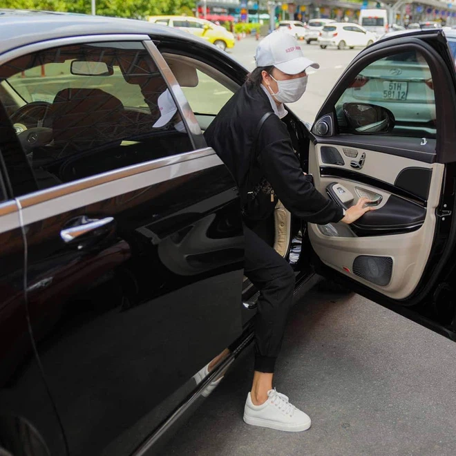 Cụ thể, Thúy Kiều có viết: "Các bạn đậu xe chuẩn lắm nghe! Đậu hết cái sân. 3 chiếc xe tay ga đừng có ăn hiếp chiếc xe số của tui".
