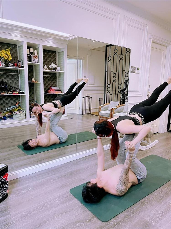 TP HCM đang thực hiện giãn cách toàn xã hội. Thực hiện đúng chỉ thị của Thủ tướng chính phủ, thời gian qua vợ chồng đại gia Minh Nhựa cũng nghiêm túc ở nhà.