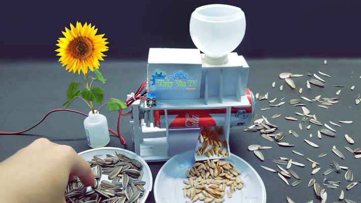Trước đó trên mạng xã hội, nhiều clip các bạn trẻ tự chế máy bóc hạt hướng dương tự động bằng những linh kiện đơn giản gây sốt.