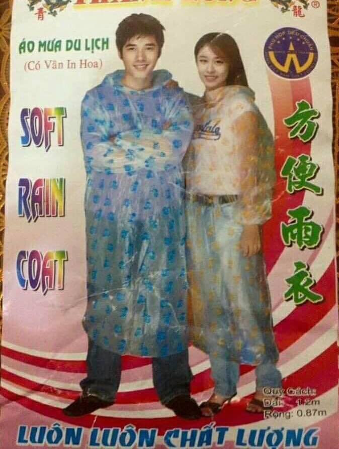 Sang Việt Nam chạy show, Jiyeon đã sẵn tiện bán áo mưa.