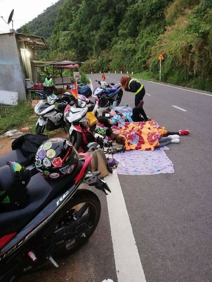 Trước đó, hình ảnh những phượt thủ tận dụng lòng đường làm chỗ ngủ hay ăn uống từng khiến netizen nóng mắt và bày tỏ sự bức xúc.