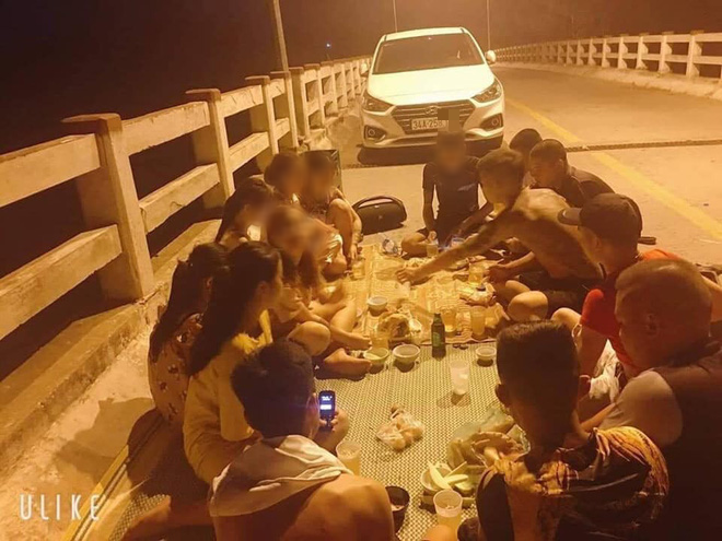 Hành động dừng xe ăn uống nơi đường giao thông không chỉ nguy hiểm cho người bày ra còn ảnh hưởng nặng nề tới những người xung quanh.