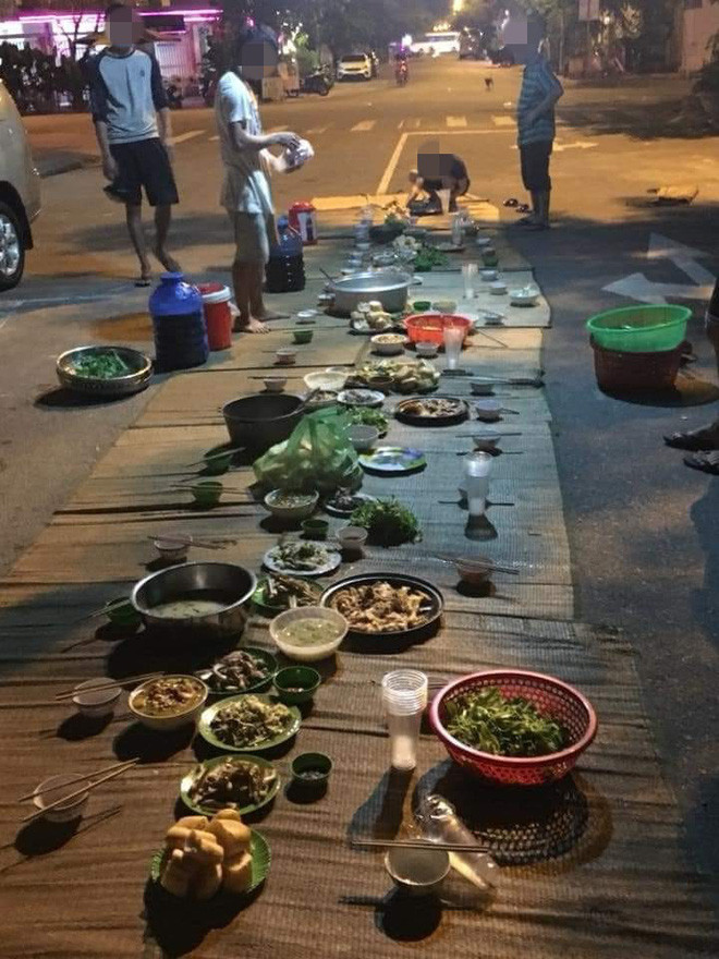 Một gia đình từng gây bức xúc khi bày mâm cỗ ra giữa đường để ăn.