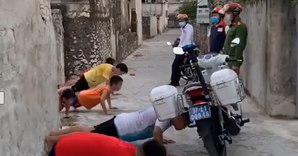 Trong lúc dịch bệnh căng thẳng, nhiều tỉnh thành phải thực hiện giãn cách xã hội để phòng chống dịch. Lúc này, lực lượng chức năng làm việc liên tục để nhắc nhở, xử phạt để người dân tuân thủ.