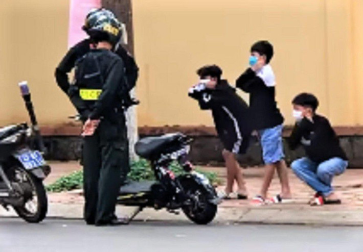 Không vi phạm giãn cách nhưng nhóm bạn trẻ này từng góp mặt trong clip triệu view trên mạng xã hội do kẹp 3, không mũ bảo hiểm trên chiếc xe đạp điện.