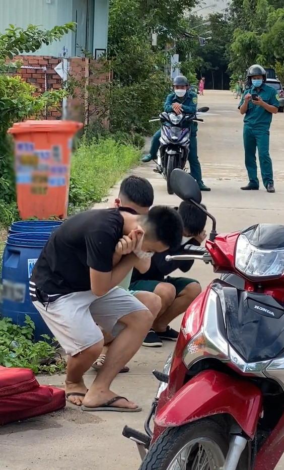 Hình phạt đứng lên ngồi xuống khiến nhóm thanh niên phải thở bằng tai.