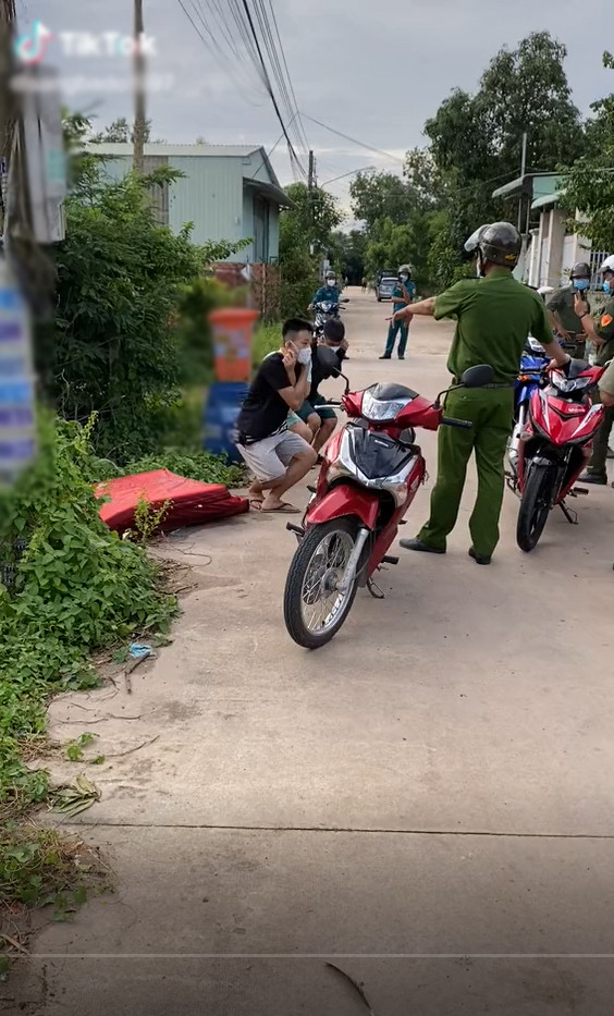 Hay cách đây chưa lâu cũng vì vi phạm việc giãn cách xã hội mà nhóm thanh niên đi trên đường làng bị các chú công an bắt lại và hình phạt chung đó là đứng lên ngồi xuống.