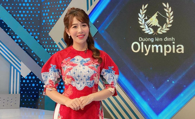 Trước đó vào sáng 8/11, khi fanpage Đường lên đỉnh Olympia thông báo MC Diệp Chi sẽ trở lại trường quay chính dẫn dắt trận Chung kết cũng đã khiến dân mạng không khỏi phấn kích.