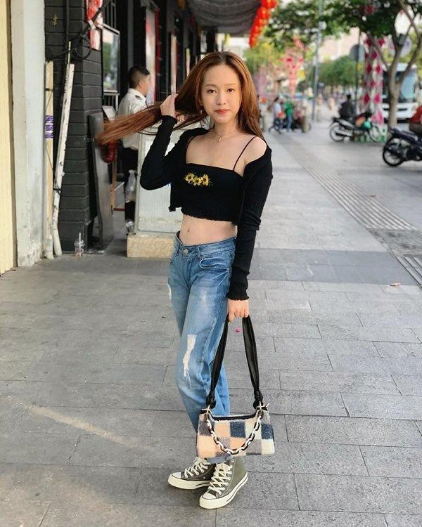 Thúy Vi cũng cho thấy niềm yêu thích với những bộ đồ xuyên thấu. Không ít lần cô xuất hiện với trang phục kiểu như vậy.