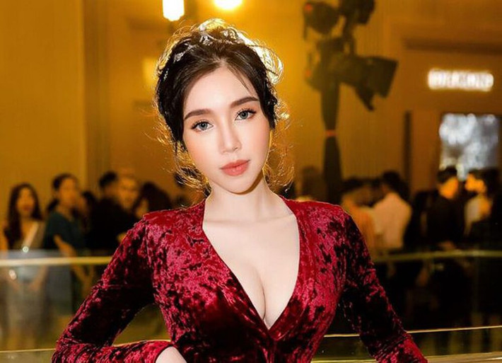 Ngoài phần lớn khán giả "sốc" trước hành động trên, một số ít dân mạng khen ngợi vẻ nóng bỏng của Elly Trần.