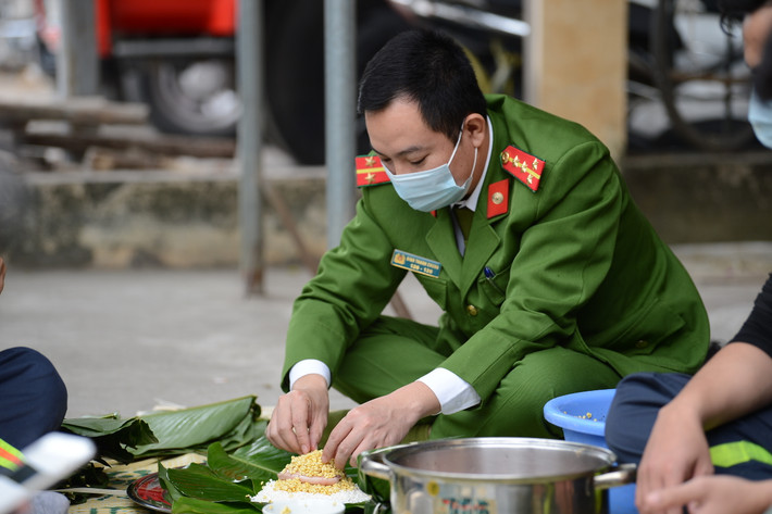 Theo tìm hiểu, việc gói bánh chưng là hoạt động thường niên của đơn vị mỗi khi Tết đến, Xuân về, nhằm gắn kết tình cảm anh em chiến sĩ trực chiến của đội Cảnh sát Cảnh sát Phòng cháy chữa cháy và Cứu nạn cứu hộ (PCCC và CNCH) quận Bắc Từ Liêm (Hà Nội) khi xa nhà.