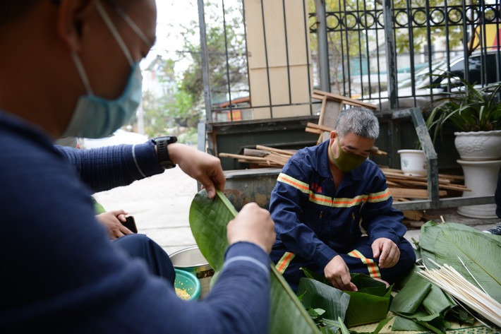 Để chuẩn bị cho hoạt động gói bánh chưng, CBCS của đơn vị đã phân công nhau lo mỗi người một việc. Người thì chuẩn bị củi đun bánh; người lo rửa lá dong, đãi gạo... Người nào được anh em nhận định khéo tay hơn sẽ được "biên chế" vào đội gói bánh.