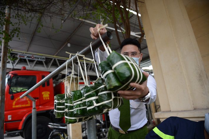 Thành quả của những đôi bàn tay lính PCCC là những chiếc bánh chưng "vuông thành, sát cạnh".