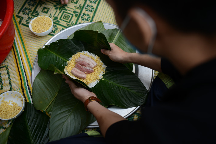 Chính vì vậy, việc tổ chức gói bánh chưng là dịp để anh em gần gũi động viên nhau khi phải xa quê hương. Ngoài ra, do tình hình dịch bệnh COVID-19 đang diễn biến rất phức tạp nên toàn thể CBCS đơn vị luôn được nhắc nhở tuân thủ đúng quy định phòng dịch, đeo khẩu trang, thường xuyên vệ sinh, rửa tay sạch sẽ..." Đ/c Trung tá Khúc Nguyên Khánh chia sẻ thêm.