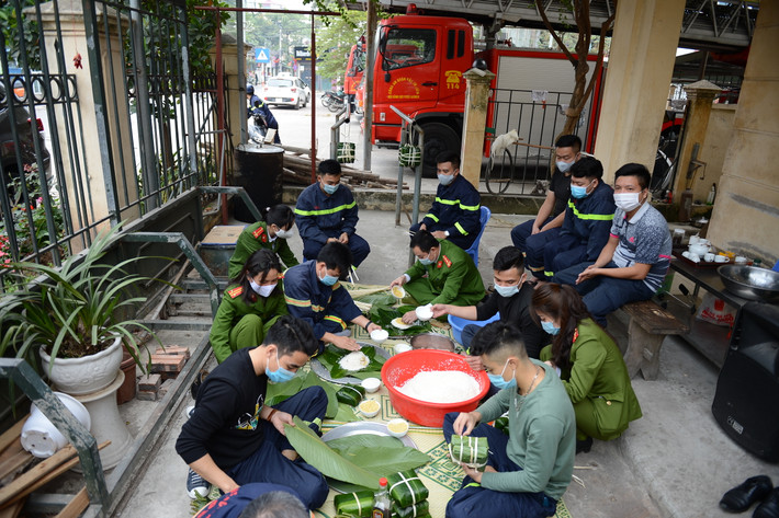 Để chuẩn bị cho Tết Tân Sửu, toàn bộ quân số của đội Cảnh sát Cảnh sát Phòng cháy chữa cháy và Cứu nạn cứu hộ (PCCC và CNCH) quận Bắc Từ Liêm (Hà Nội) quây quần bên nhau trổ tài gói bánh chưng.