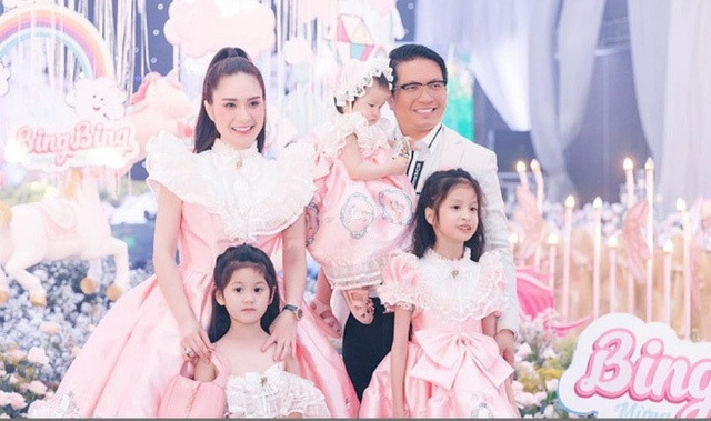 Thời gian vừa qua, nữ đại gia quận 7 - Đoàn Di Băng đã không ngần ngại khoe trên trang cá nhân hình ảnh vú em nhà mình mua một chiếc xe hơi bạc tỷ. Cô cũng xác nhận: "Đâu cần chủ tịch chủ ơ, bà vú thôi cũng mua xe được dị".