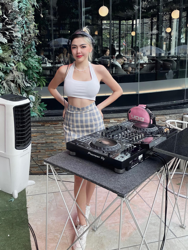 Riviere là nữ DJ mang trong mình hai dòng máu Thái Lan và Bỉ bởi vậy cô gây chú ý với nét ngoại hình pha trộn Á - Âu ấn tượng.