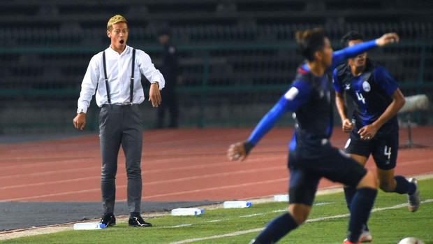 Campuchia vừa có trận thua 4-0 trước đội tuyển Việt Nam tại AFF Cup 2020. Ngoài tỷ số, người hâm mộ còn để ý đến một nhân vật trên băng ghế điều hành của BHL của đội bóng mang biệt danh "chiến binh Angkor".