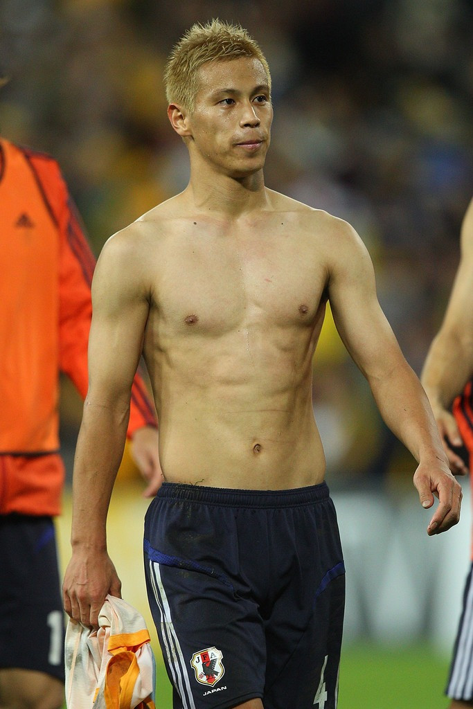 Không chỉ riêng trận đấu với Việt Nam mà trong những lần ra sân cùng Campuchia, Keisuke Honda luôn xuất hiện cực kì bảnh bao với quần tây áo sơ mi.
