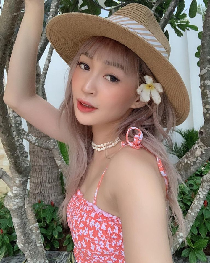 Trước đó, bạn gái cũ của Phở Đặc Biệt mặc chiếc váy trên để mừng tuổi mẹ và người thân ở nhà.