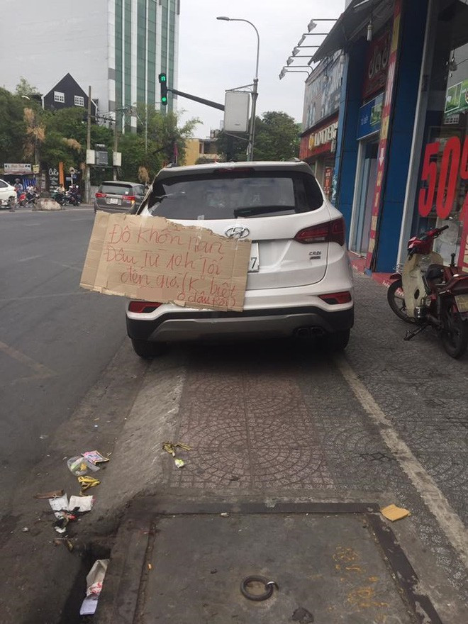 Hành động quen thuộc nhất của các chủ nhà đó là vẽ lên xe để chủ xe nhớ. Nhưng cũng có nhiều ý kiến, việc làm trên dễ mắc phải vấn đề "phá hoại" tài sản người khác.