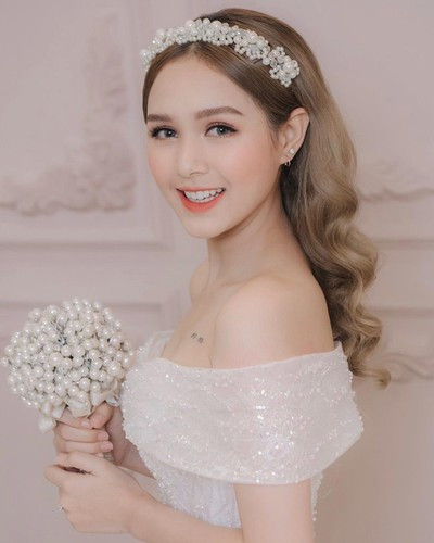 Xoài Non hiện đang là hình mẫu lý tưởng khi sở hữu nhan sắc xinh đẹp khó quên, thân hình quyến rũ và khả năng độc lập kinh tế từ rất sớm.